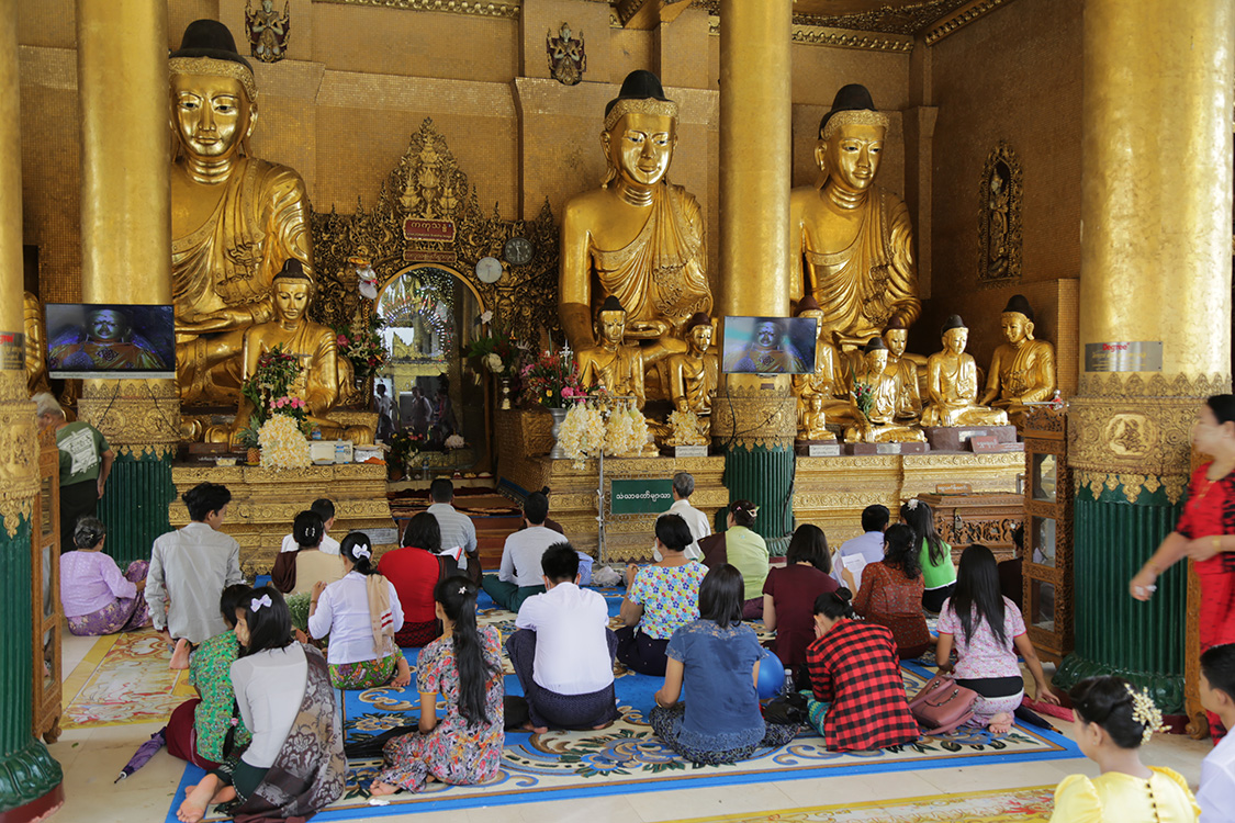 Yangon.
La pagode Shwedagon est au cÅ“ur du bouddhisme birman et les fidÃ¨les viennent nombreux en ce lieu sacrÃ©. Cette ferveur est impressionnante.