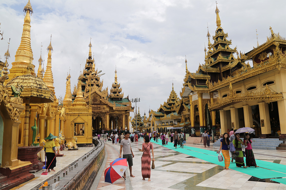 Yangon.
L'esplanade de la pagode Shwedagon permet de faire le tour du stupa central tout en dÃ©couvrant un ensemble incroyable de temples, statues et autres monuments.