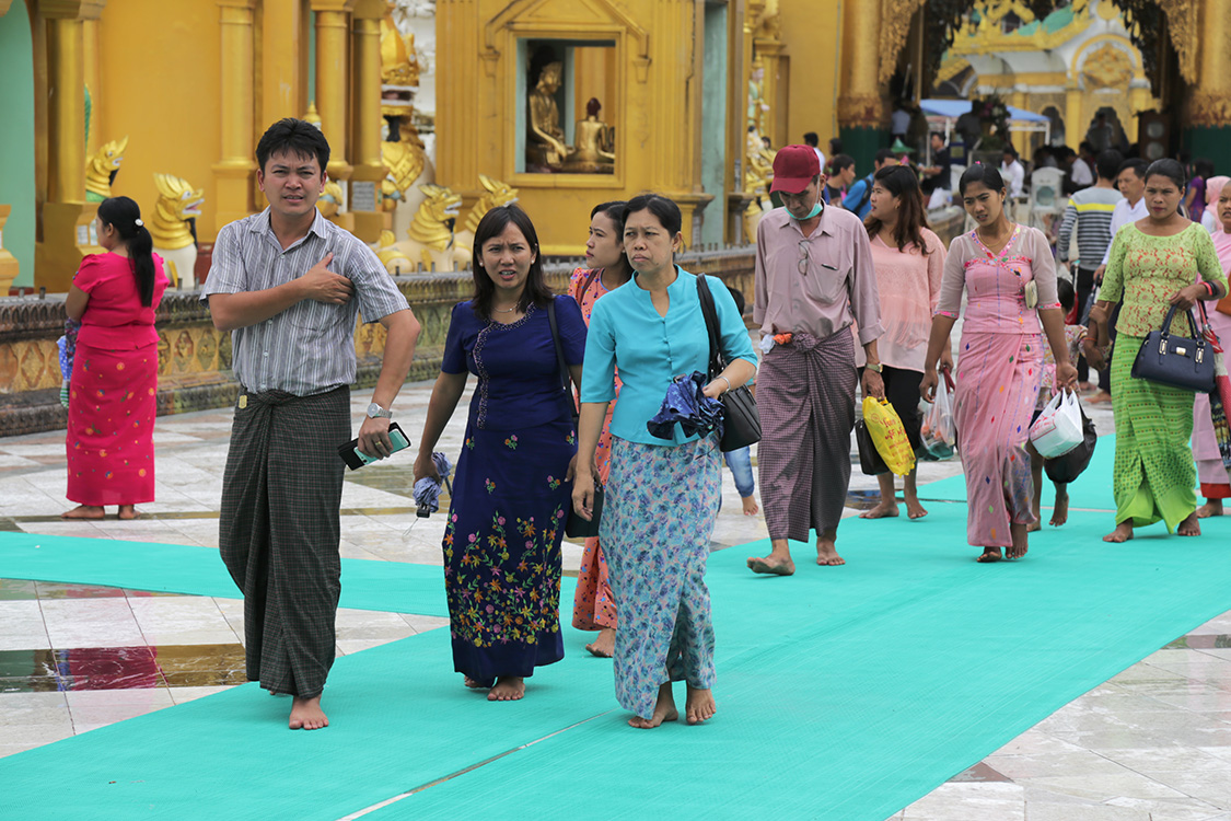 Yangon.
Pagode Shwedagon.
La majoritÃ© des pÃ¨lerins visite le site dans le sens des aiguilles d'une montre.