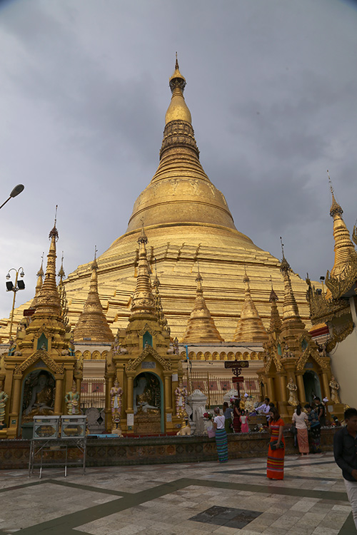 Yangon.
Le stÃ»pa central de la pagode Shwedagon est colossal et magnifique : 98m de haut pour prÃ¨s de 700kg d'or qui la recouvre. Il renferme des cheveux de Bouddha ramenÃ©s par des marchands, il y a prÃ¨s de 2500 ans...