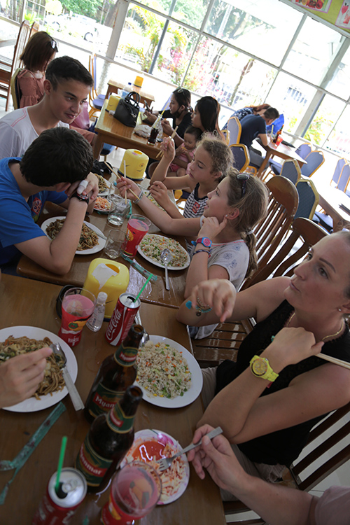 Yangon.
Repas typique du coin : Fried Rice ou Fried noodle...