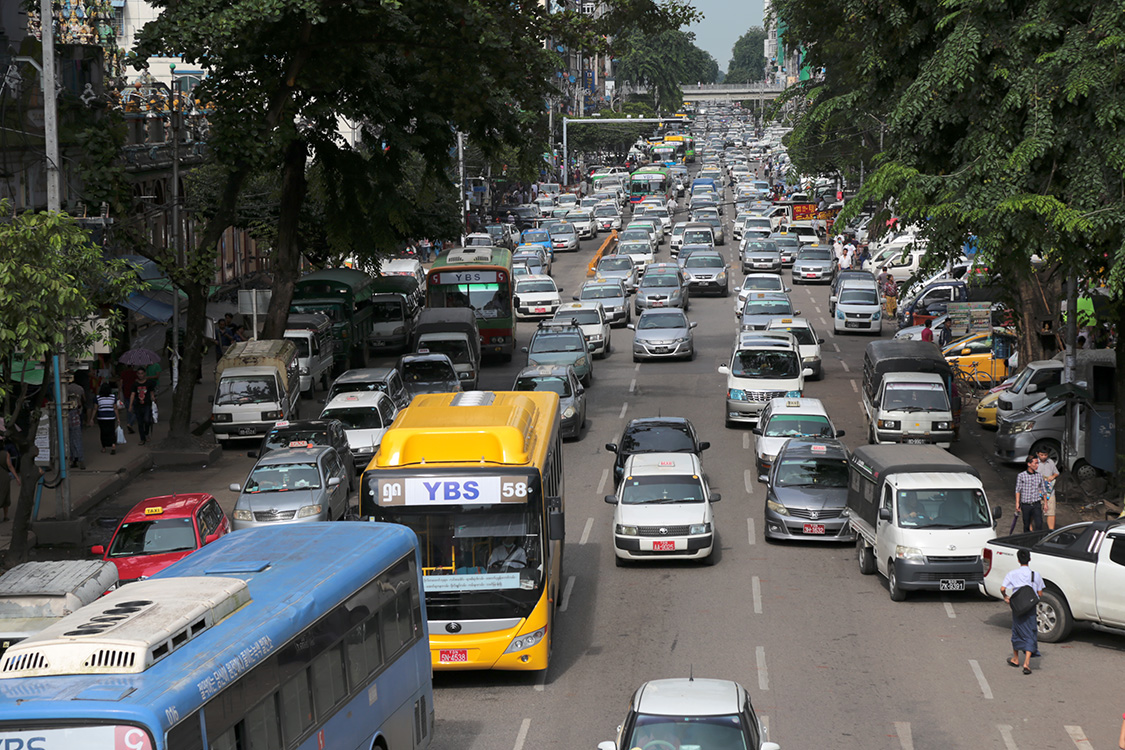 Yangon.
Comme toutes les grandes villes asiatiques, la circulation augmente fortement !
Ce pays est une ancienne colonie britannique, et les voitures roulaient donc Ã  gauche. En 1970, le dictateur Ne Win dÃ©cida que les vÃ©hicules rouleraient Ã  droite. Mais toutes les voitures ont gardÃ© le volant Ã  droite... ce qui complique grandement la conduite.
