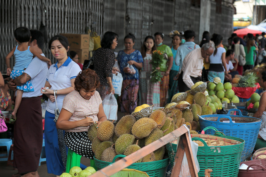 Yangon.
Quelques Ã©tals de rues avec le fameux durian, 