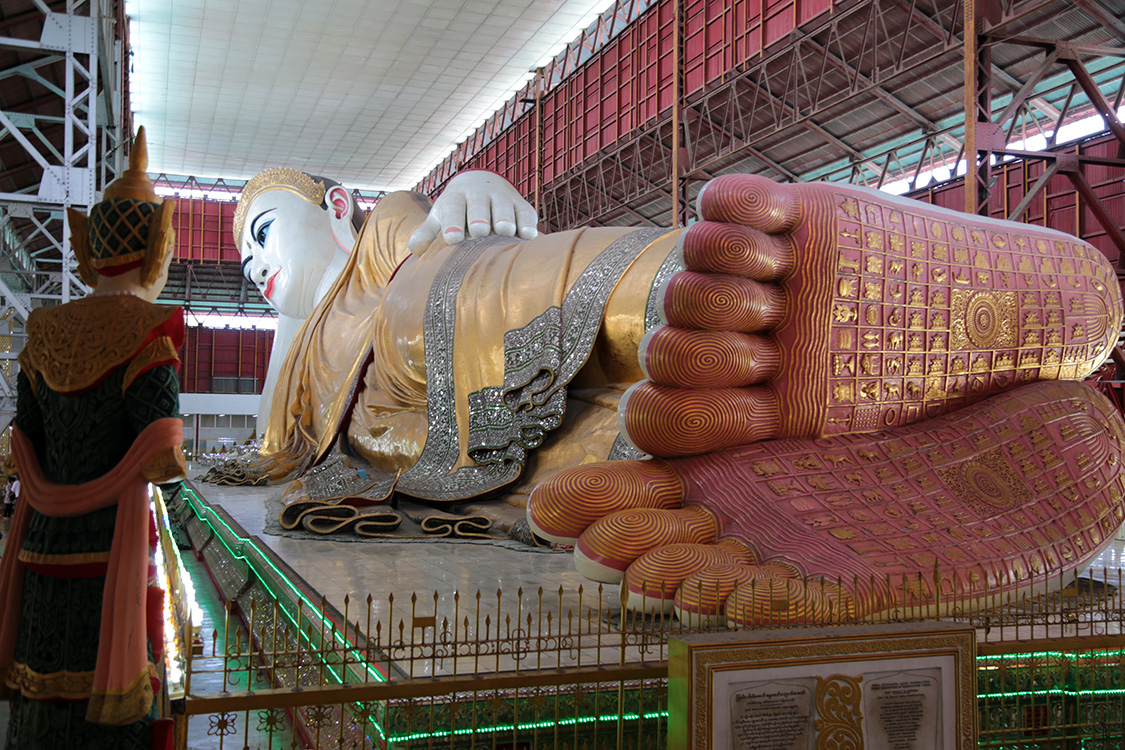 Yangon.
La pagode Chauzkhtakyi et son incroyable Bouddha couchÃ© de 70m de long. Cette reprÃ©sentation est celle de Bouddha sur son lit de mort, sur le point d'accÃ©der au nirvÃ¢na.
On avait dÃ©jÃ  vu celui du Wat Pho Ã  Bangkok qui faisait 43m.