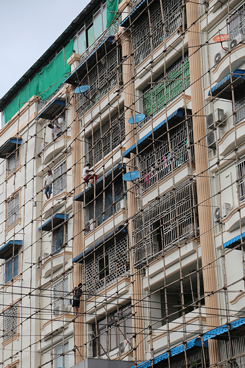 Yangon.
Incroyable Ã©chafaudage en bambou oÃ¹ il vaut mieux Ãªtre vigilant pour travailler dessus...