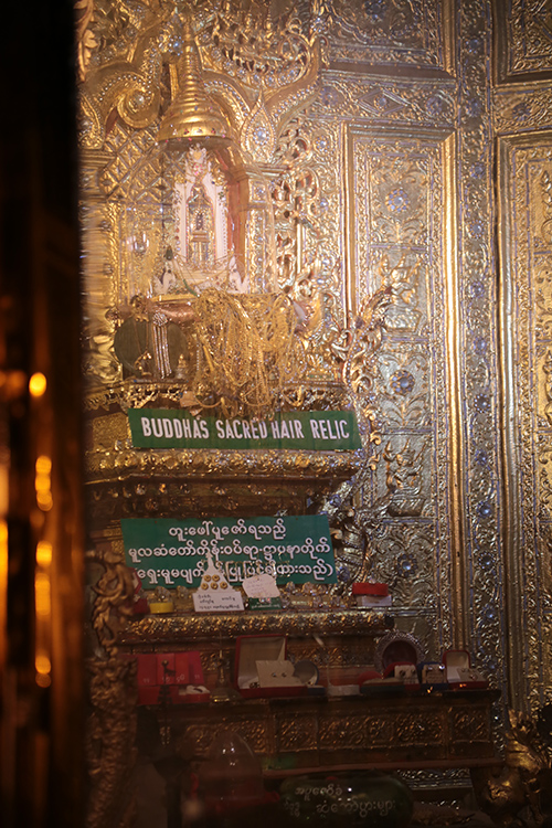 Yangon.
Pagode Botataung.
Et c'est ici que l'on peut voir l'urne qui renfermerait le cheveu sacrÃ© !