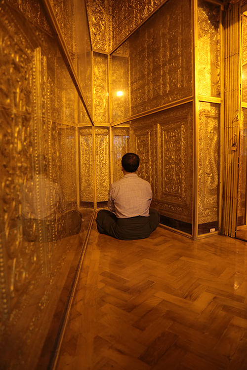 Yangon.
La pagode Botataung.
Pour faire le tour du stÃ»pa, on parcourt un vrai labyrinthe oÃ¹ l'on peut voir quelques fidÃ¨les prier en direction du centre du monument sacrÃ©.