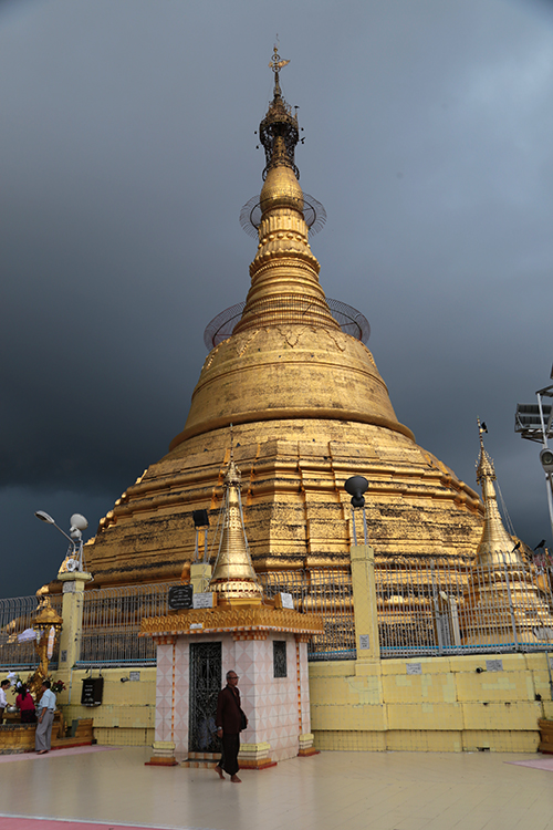 Yangon.
La pagode Botataung est la sÅ“ur ainÃ© de la grande pagode Shwedagon car c'est ici que la mÃ¨che de cheveux de Bouddha a transitÃ© avant de rejoindre sa destination finale.
Et chose rare, on peut pÃ©nÃ©trer Ã  l'intÃ©rieur de ce stÃ»pa creux.