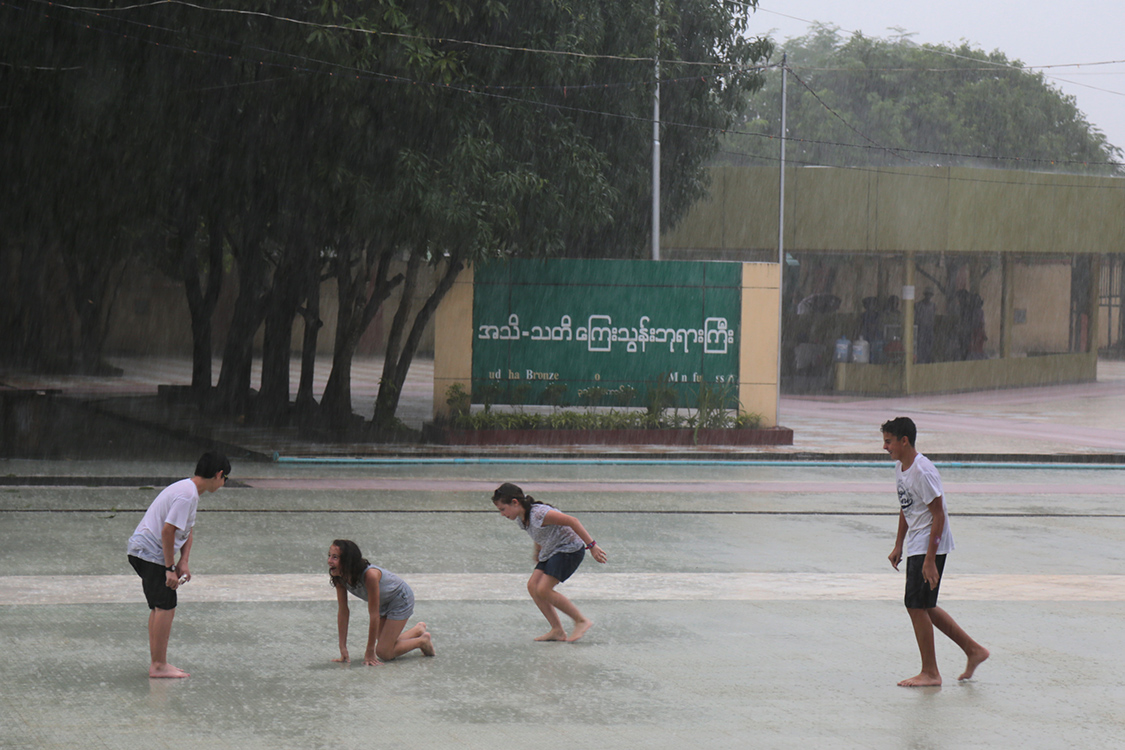 Yangon.
La pagode Botataung.
AprÃ¨s une bataille d'eau durant l'aprÃ¨s-midi, on a laissÃ© les enfants s'amuser sous une pluie tropicale, intense et rapide. Partie de glissade assurÃ©e sur cette esplanade qui s'est vite transformÃ©e en piscine !