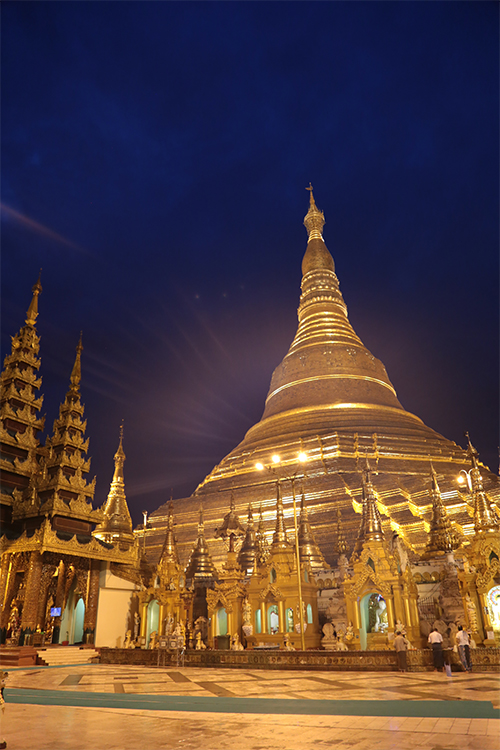 Yangon.
Visite matinale de la pagode Shwedagon, qui est encore plus belle la nuit !