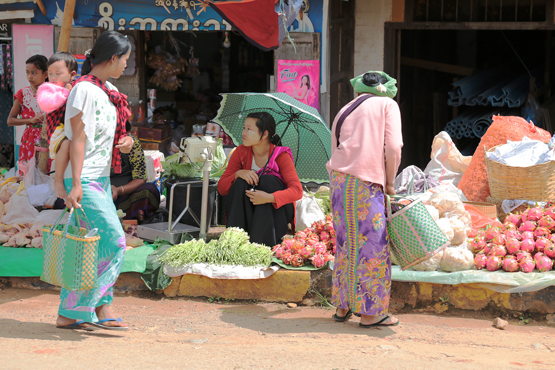 Pindaya.
C'est jour de marchÃ© !
Palette de couleurs et senteurs assurÃ©e. Ce marchÃ© se tient tous les 5 jours et permet de voir les ethnies locales.