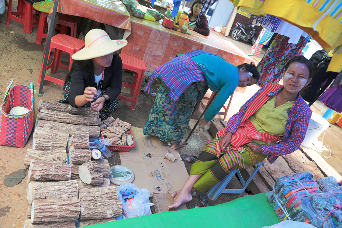 MarchÃ© de Pindaya.
Autre tradition de Birmanie : le thanaka !
Cette crÃ¨me jaune pÃ¢le que se mettent de nombreuses femmes sur les joues protÃ¨ge du soleil, Ã©vite la transpiration et joue un rÃ´le antiseptique.
On obtient cette crÃ¨me Ã  partir de petites buchettes de thanaka, un arbre qui pousse au Myanmar. Il faut frotter l'Ã©corce sur une pierre pour obtenir la pÃ¢te qui sera Ã©talÃ©e sur le visage.