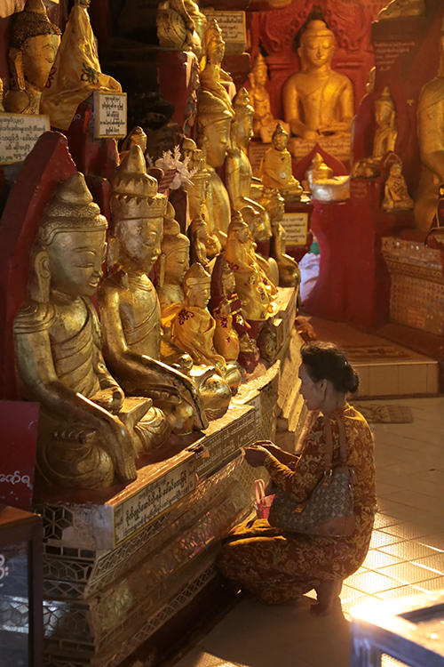 Pindaya.
La grotte aux 8000 bouddhas, un lieu de pÃ¨lerinage important pour les bouddhistes.
C'est un vÃ©ritable labyrinthe au milieu d'une multitude de bouddhas qui s'enfonce dans une des plus belles grottes du Myanmar.