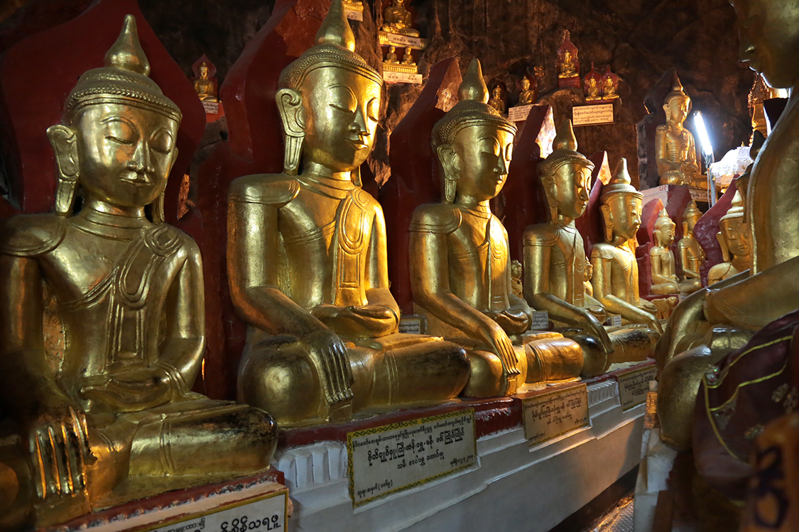 Pindaya.
La grotte aux 8000 bouddhas.
Les premiÃ¨res constructions seraient du XIIÃ¨me siÃ¨cle, mais les statues de Bouddha les plus anciennes dateraient du XVIIÃ¨me siÃ¨cle.
Et on ne cesse d'en ajouter...
