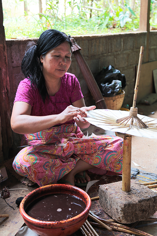 Pindaya.
Cette rÃ©gion est Ã©galement rÃ©putÃ©e pour la fabrique d'ombrelles en papier Shan, un papier Ã  base de mÃ»rier sauvage.
Cet atelier nous a permis de voir toutes les Ã©tapes de la fabrication et les gestes rapides et prÃ©cis des artisans.