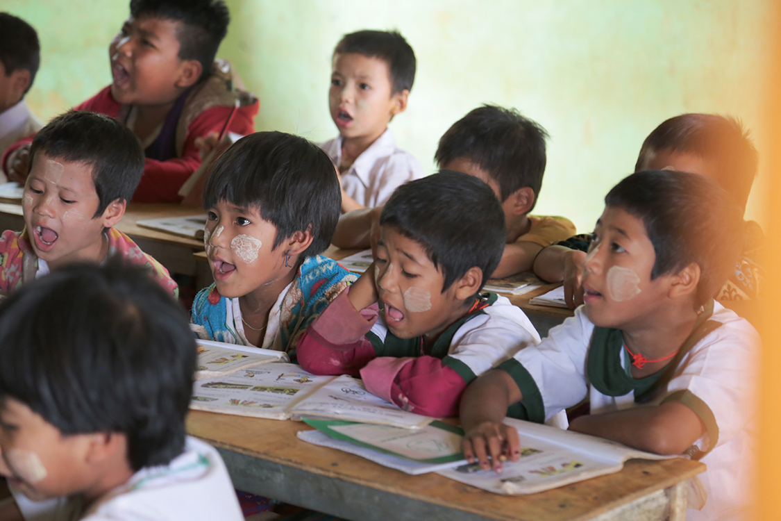 Trek Kalaw-Lac InlÃ©.
Cours d'anglais... Les Ã©lÃ¨ves rÃ©pÃ¨tent Ã  tue-tÃªte les phrases Ã©crites au tableau par la maitresse.