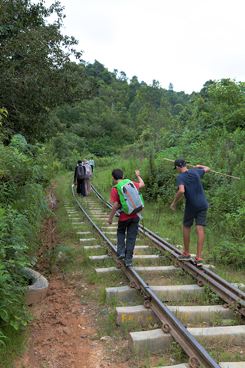 Trek Kalaw-Lac InlÃ©.
On doit rejoindre la gare. Le plus simple est de suivre la voie !
Heureusement, le train ne doit pas passer avant une heure...
