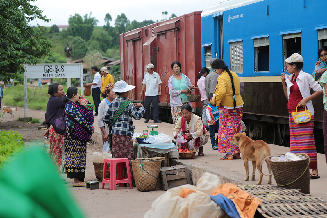 Trek Kalaw-Lac InlÃ©.
L'arrivÃ©e du train en gare est un moment d'intense activitÃ© avec tous les marchands qui s'activent pour fournir les passagers en produits divers et variÃ©s.
