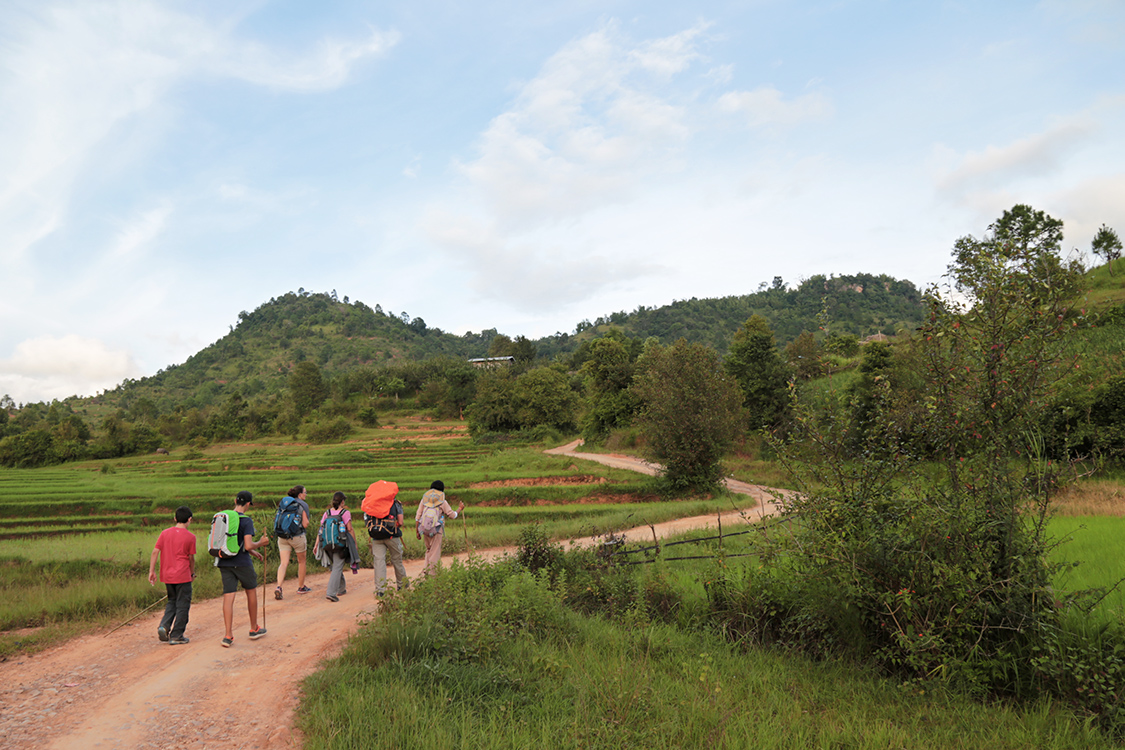 Trek Kalaw-Lac InlÃ©.
On approche du village de Yewpeu oÃ¹ l'on va passer la nuit, un village de la tribu De Nu.
Fin de la premiÃ¨re journÃ©e de marche avec 21 km...