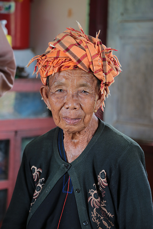 Trek Kalaw-Lac InlÃ©.
La grand-mÃ¨re de notre guide, magnifique avec son habit traditionnel.