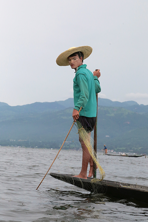 Lac Inle.
Il y a beaucoup de pÃªcheurs sur le lac qui ont la particularitÃ© de naviguer en enroulant leur jambe autour d'une gaffe qu'ils poussent en entraÃ®nant tout le corps.