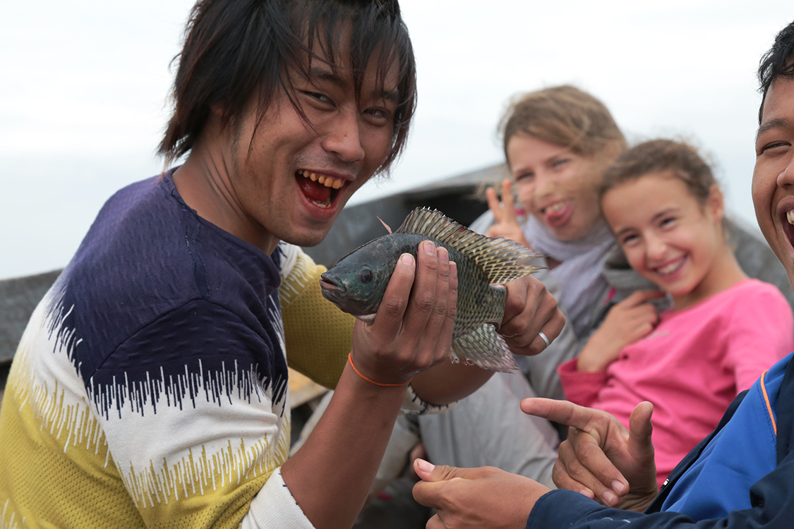 Lac Inle.
Il a l'air content de son achat !!!