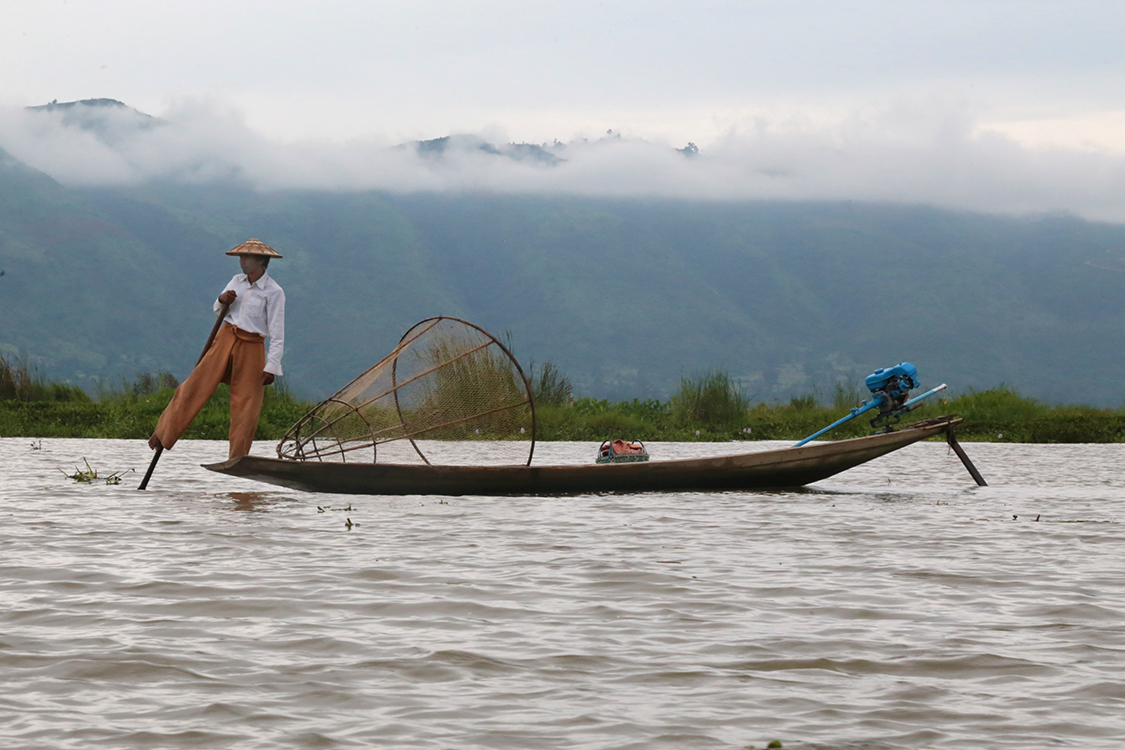 Lac Inle.
C'est un peu la carte postale du lac, avec ce filet aux formes bien caractÃ©ristiques.