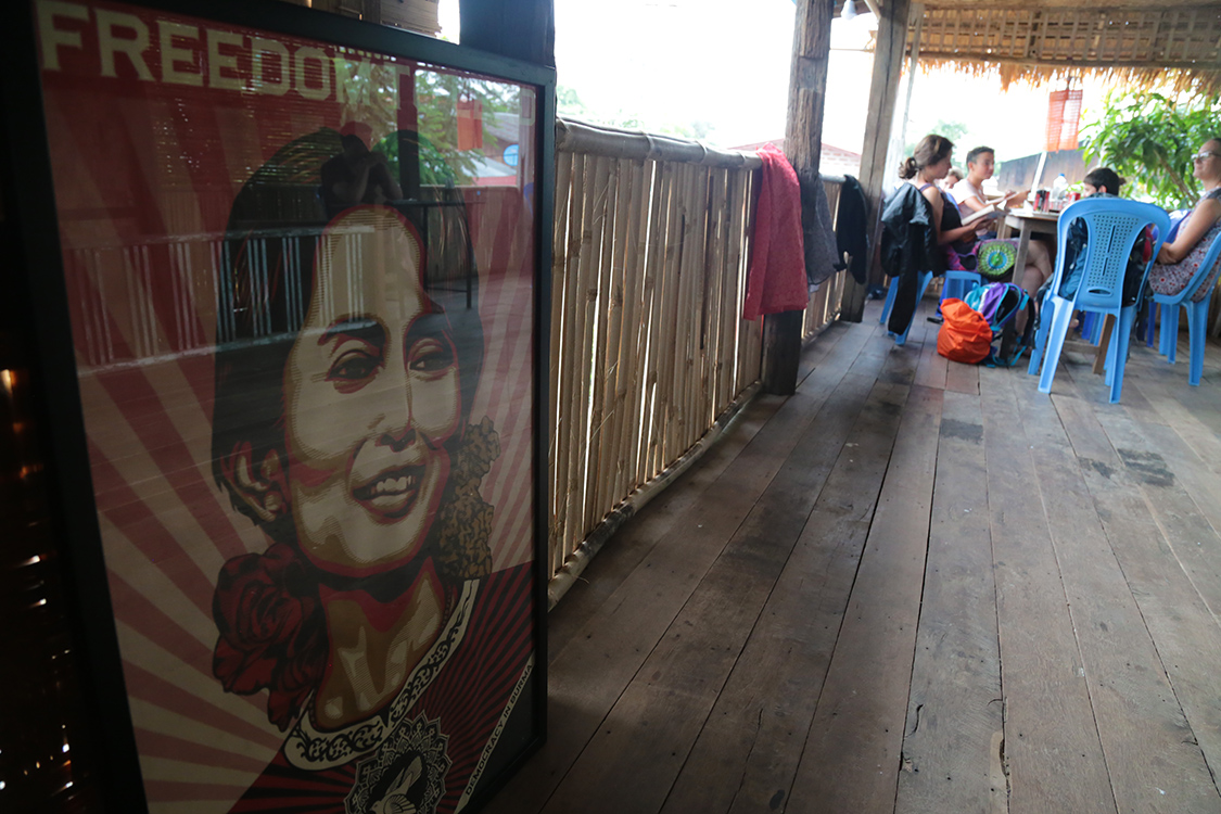 Lac Inle.
Jour de repos ! Heureusement d'ailleurs, il a plu toute la journÃ©e !
Dans ce restaurant, comme dans beaucoup d'autres lieux, on peut voir le portrait de Aung San Suu Kyi, prix nobel de la paix. Son parti a remportÃ© les Ã©lections prÃ©sidentielles et lÃ©gislatives en 2015, mais elle ne peut Ãªtre chef de l'Ã‰tat en raison d'une disposition constitutionnelle (imaginÃ©e par la junte militaire). Mais l'armÃ©e reste toujours trÃ¨s puissante.