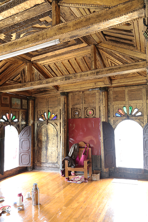 Lac Inle.
MonastÃ¨re Shwe Yan Pyay, au nord du lac.
Cet Ã©difice en bois de 1907 a un magnifique intÃ©rieur... en bois.