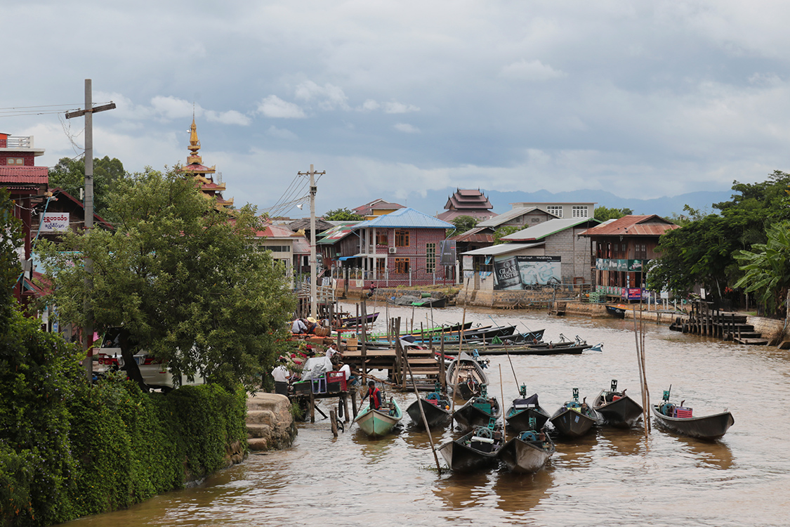 Lac Inle.
Ville de Nyaungshwe, au nord du lac.
On aurait presque envi de l'appeler la Venise birmane.