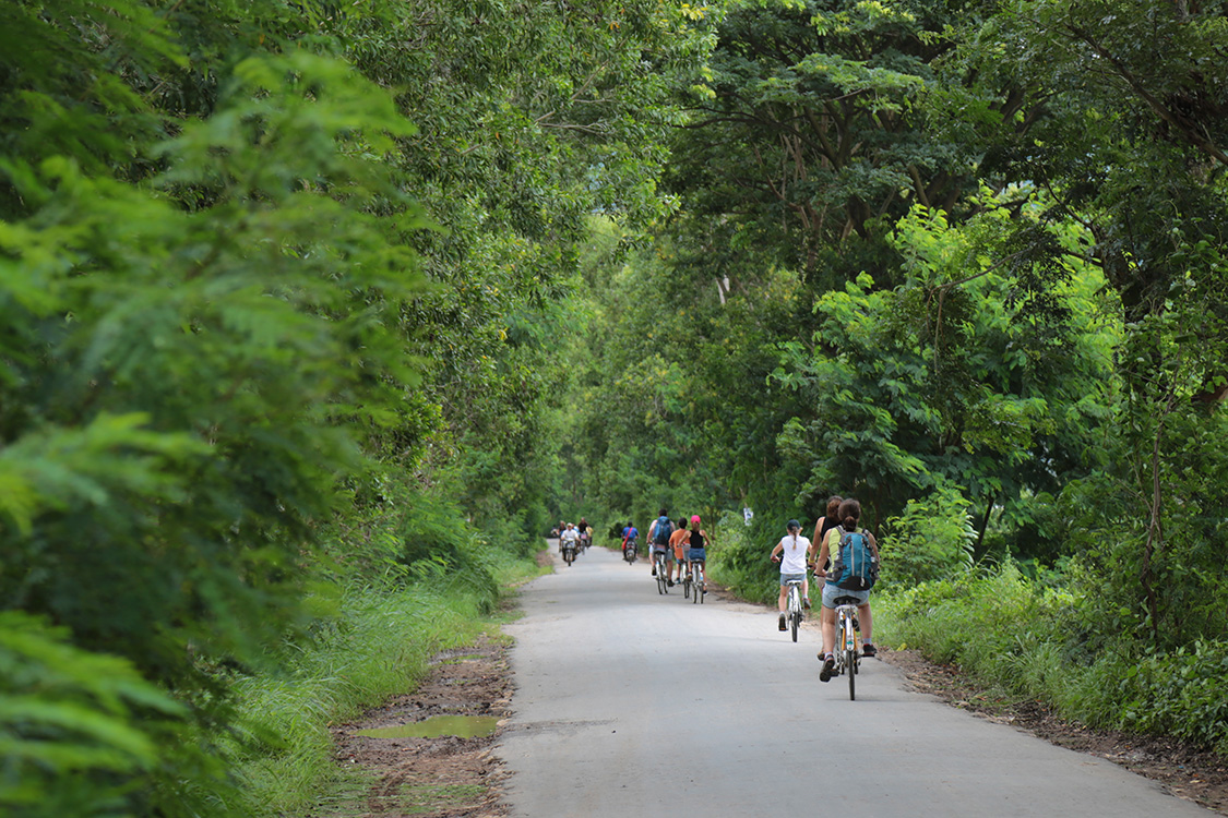 Lac Inle.
C'est parti pour une petite balade Ã  vÃ©lo autour du lac !