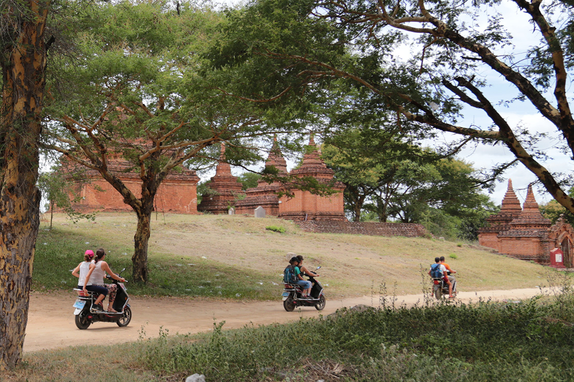 Bagan.
On dÃ©cide de louer des scooters pour arpenter ce site GIGANTESQUE.
Bagan est une ancienne ville royale et plus de 2000 monuments ont Ã©tÃ© construits dans cette plaine entre le XIÃ¨me et le XIIIÃ¨me siÃ¨cle, ce qui rend l'endroit tout simplement magique !