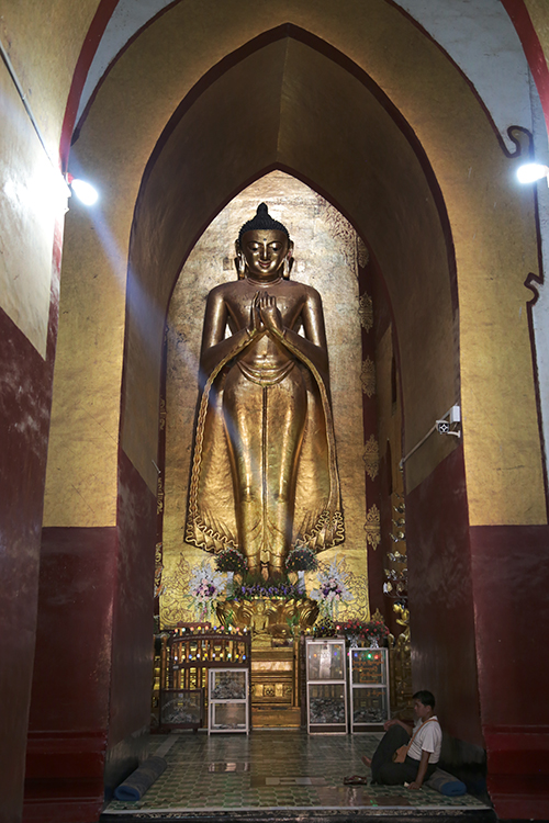 Bagan.
Temple Ananda.
Face aux 4 entrÃ©es se trouvent, fait inhabituel, des statues de Bouddha debout de 9m de haut. Elles sont en teck plaquÃ©es de feuille d'or.
Cette reprÃ©sentation correspond au Bouddha qui a atteint le nirvana.