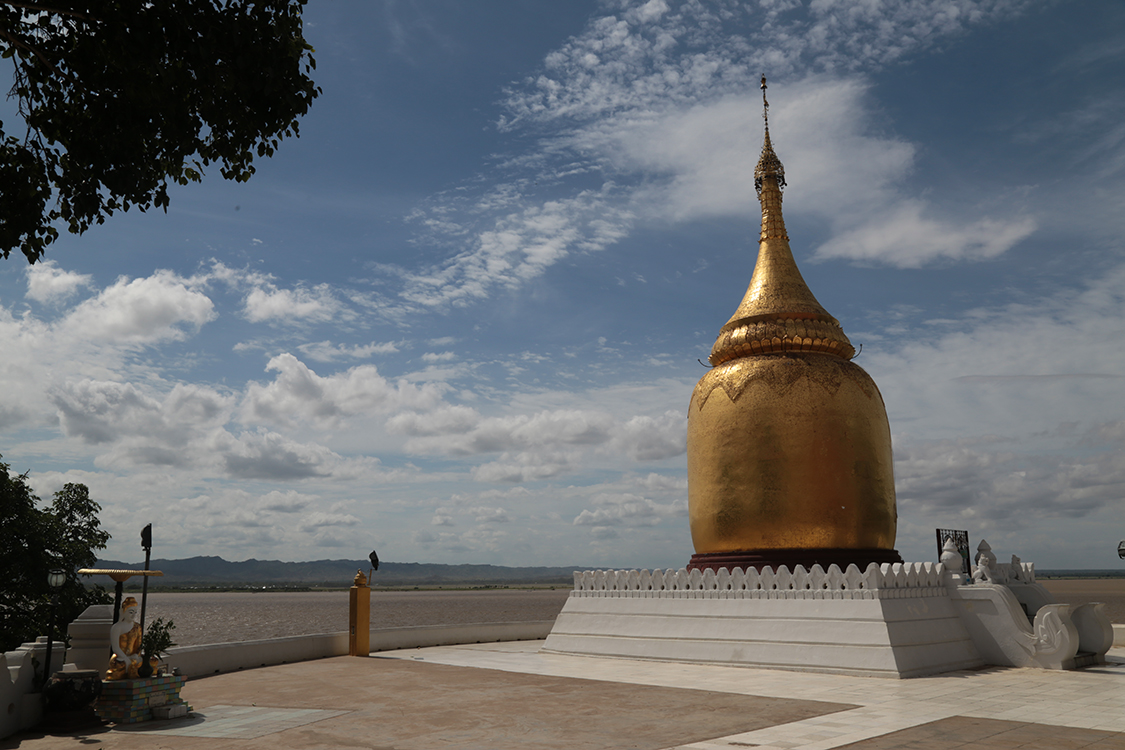 Bagan.
Pagode Bu Paya.
Cette pagode est remarquable par son stÃ»pa dorÃ© en forme de calebasse qui surplombe le fleuve Irrawaddy.