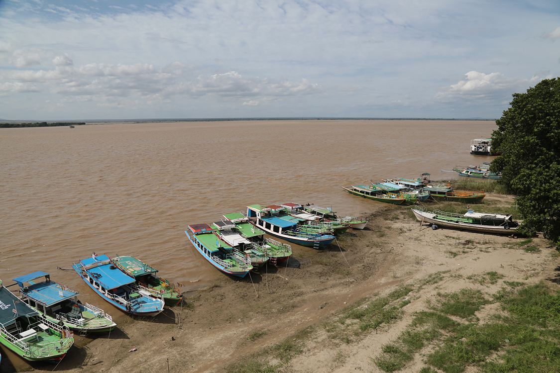 Bagan.
Le fleuve Irrawady a donnÃ© son nom aux dauphins de l'Irrawady, une espÃ¨ce menacÃ©e dont on a connu l'existence au Laos/Cambodge. On trouve en effet une colonie de cette espÃ¨ce dans le MÃ©kong au niveau des 4000 Ã®les notamment.