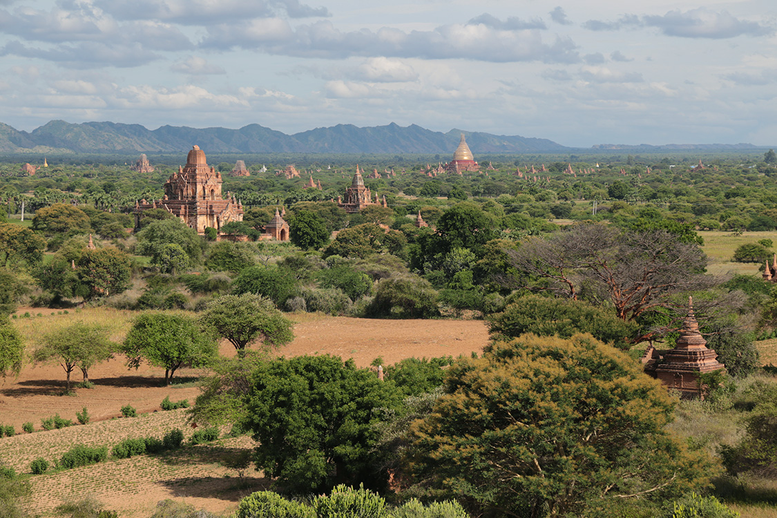 Bagan.
Pagode Shwesandaw.
Quand on vous dit que le lieu est magique...
C'est un ravissement des yeux que de contempler tous ces temples millÃ©naires...
