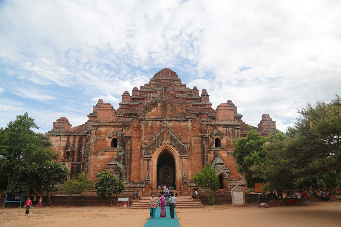 Bagan.
Temple Dhammayangyi.
Sa forme pyramidale est trÃ¨s reconnaissable. Il date du XIIÃ¨me siÃ¨cle.
Sur la photo de 