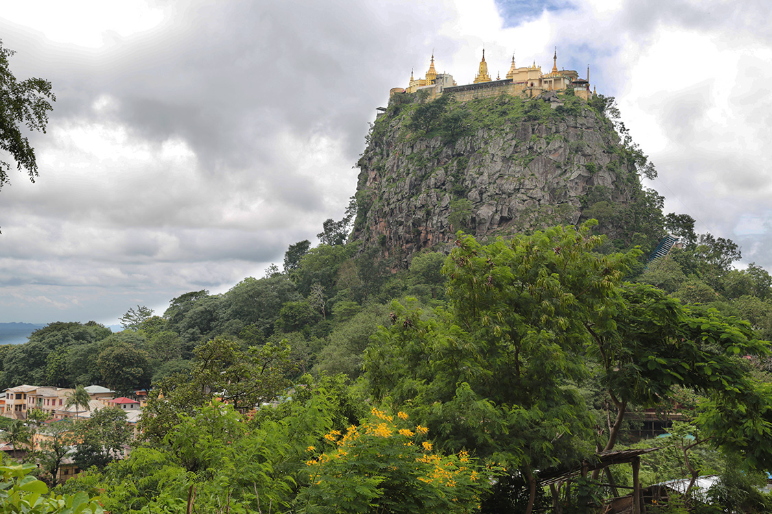 Mont Popa.
Non loin de Bagan se dresse le mont Popa, un ancien volcan. Un monastÃ¨re bouddhiste, le Taung Kalat, s'est installÃ© sur une ancienne cheminÃ©e volcanique. C'est surtout le plus important lieu de concentration des nats du pays, les esprits birmans...