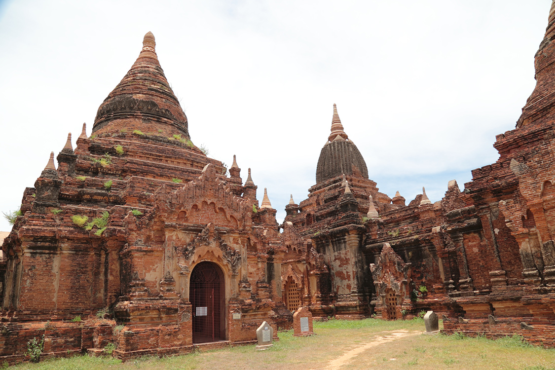 Bagan.
En montant sur un de ces temples, on nous dit que l'on devrait avoir une jolie vue...