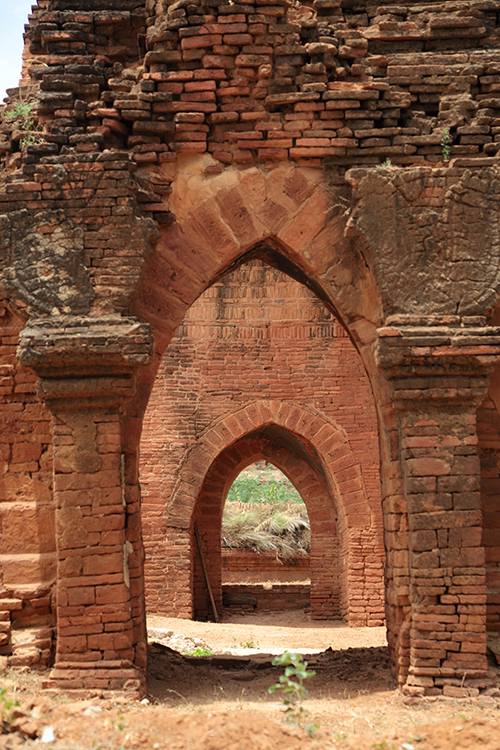 Bagan.
Temple Lemyethna.
Construit en 1222 sur une plateforme, il faut traverser une cours pieds nus pour rejoindre le bÃ¢timent principal.
D'ailleurs, il faut se dÃ©chausser dans tous les temples et il faut bien avouer que l'on se brÃ»le souvent les pieds sur les pierres brÃ»lantes...