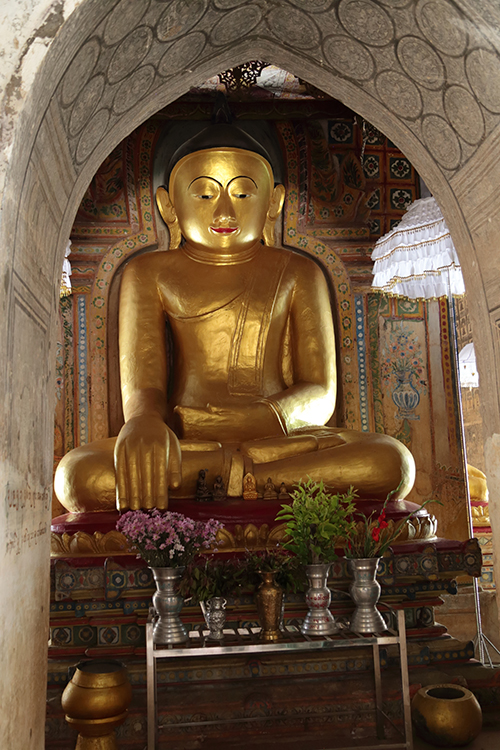 Bagan.
Temple Lemyethna.
Le bouddha dorÃ© est entourÃ© de fresques anciennes.