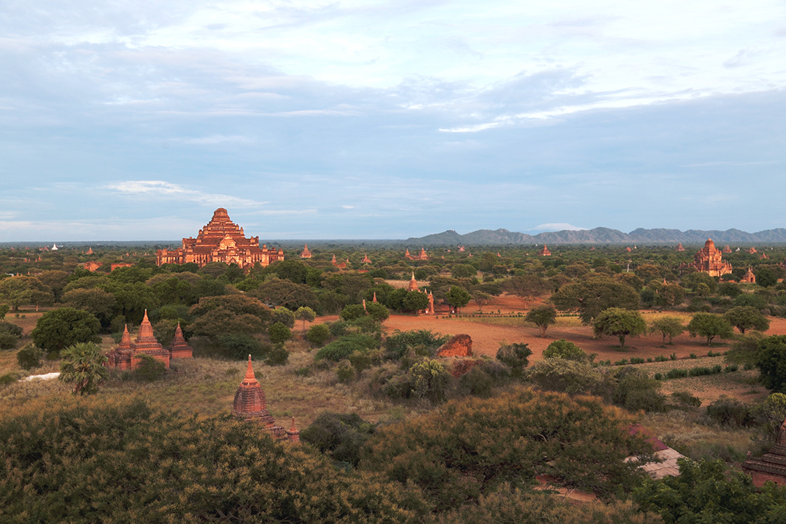 Bagan.
Coucher de soleil depuis la pagode Shwesandaw. On ne se lasse pas de ce paysage...