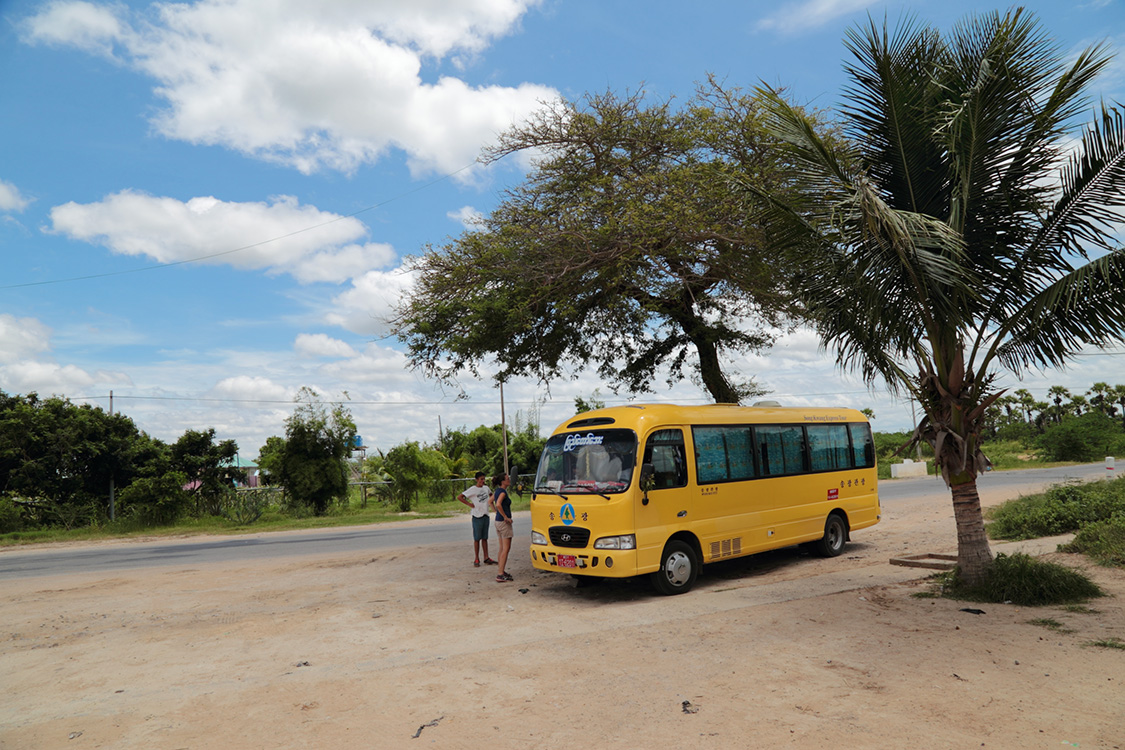 Trajet Bagan-Mandalay.
Au milieu de nul part, pause repas avec notre petit bus jaune !