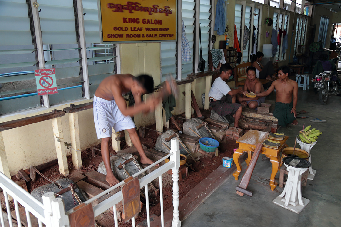 Mandalay.
En se promenant dans les ruelles de la ville, on peut entendre des sons cadencÃ©s. Ce sont les fabriques de feuilles d'or. Ces derniÃ¨res sont achetÃ©es par les bouddhistes qui les apposent sur les statues qu'ils vÃ©nÃ¨rent.
La fabrication est manuelle et Ã©puisante ! Ils tapent Ã  la masse Ã  longueur de journÃ©e pour affiner les feuilles...
