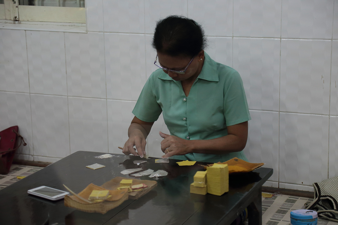 Mandalay.
Fabrique de feuilles d'or.