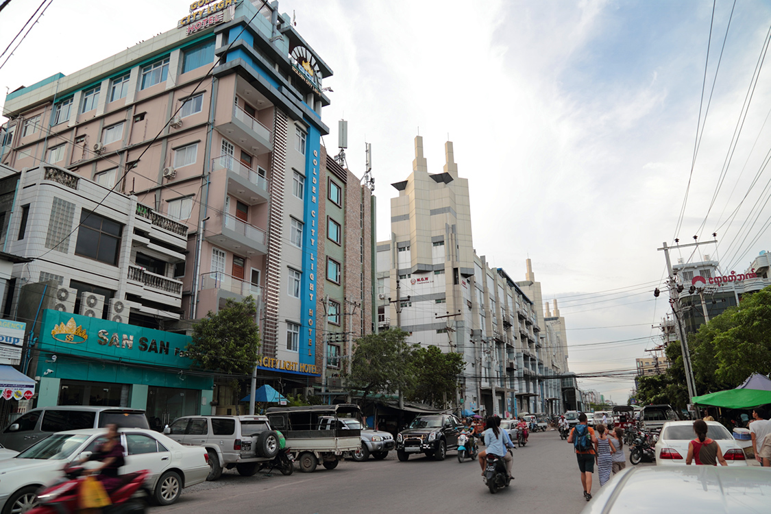 Mandalay.
DerniÃ¨re Ã©tape de notre pÃ©riple, Mandalay fut la derniÃ¨re capitale royale birmane. On ne peut pas dire que cette ville dÃ©borde de charme, mais on a quand-mÃªme passÃ© du bon temps !
Ici, notre hÃ´tel : Le Golden City Light Hotel !