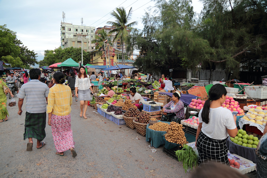 Mandalay.
Le marchÃ© du coin.