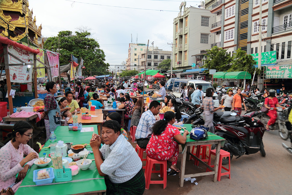 Mandalay.
Et les restos de rue. L'avantage, on peut se garer pas trop loin...