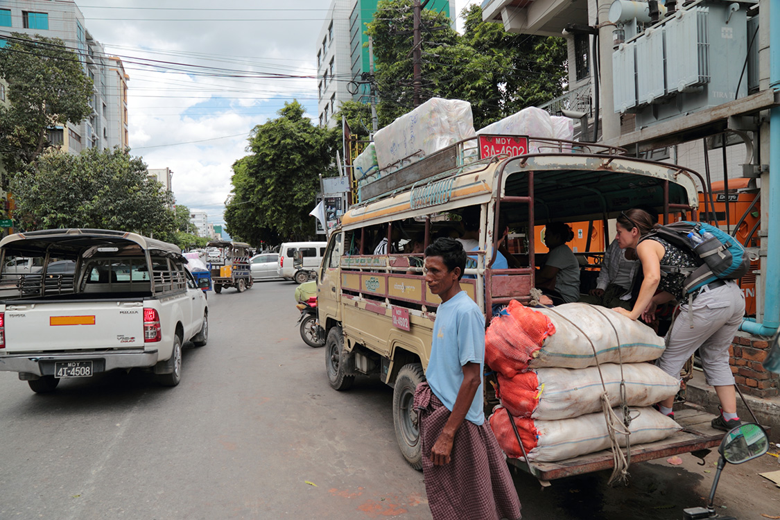 Mandalay.
Et c'est parti pour le taxi collectif !