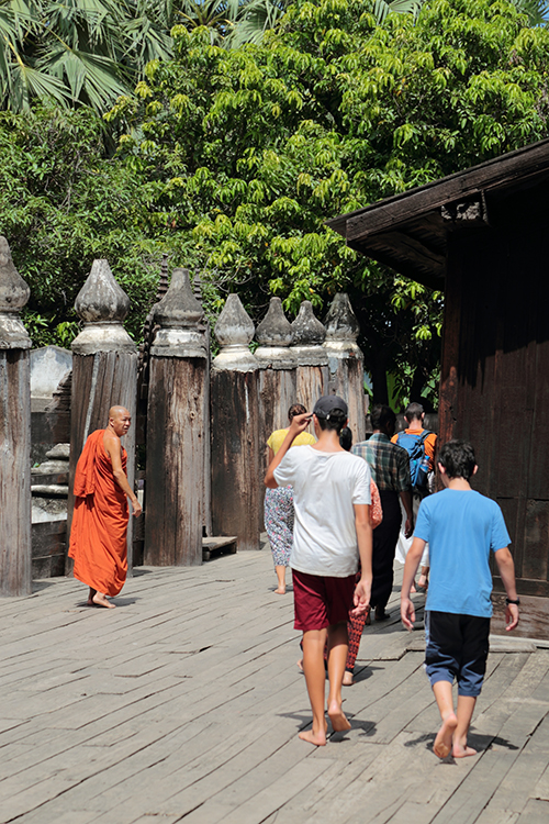 Mandalay, Inwa.
MonastÃ¨re Bagaya kyaung.
Magnifique structure en bois noirci... avec du brai de pÃ©trole. Ce temple date de 1838 et repose sur 267 Ã©normes colonnes de teck.
L'environnement trÃ¨s verdoyant lui procure un superbe Ã©crin.